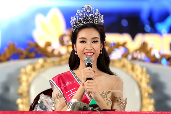 Tân hoa hậu Việt Nam 2016 Đỗ Mỹ Linh trả lời báo giới sau đăng quang - Ảnh: Gia Tiến
