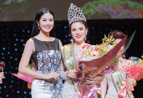 Hoa hậu Ngọc Hân trao giải Á hậu 1 cuộc thi Hoa hậu Doanh nhân người Việt châu Á 2016 cho nữ doanh nhân Mai Phương Trang