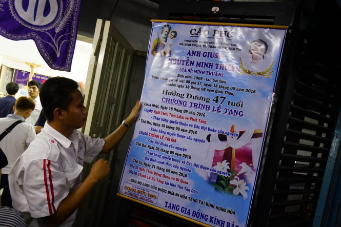 Cáo phó về lễ tang Minh Thuận được gắn tại nhà riêng chiều 18/9 - Ảnh: Quang Định