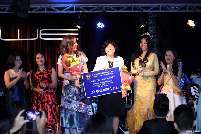 Hoa hậu Quý bà Bùi Thị Hà "khai quỷ" khi tặng 100 ca mổ mắt cho Hội bảo trợ Bệnh nhân nghèo, người khuyết tật và trẻ mồ côi tại tỉnh Tiền Giang