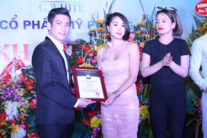 Ông Nguyễn Bảo Duy, Chủ tịch hội đồng quản trị Công ty CP mỹ phẩm G-White trao giấy chứng nhận độc quyền cho Tổng giám đốc chi nhánh - bà Dương Thị Thương