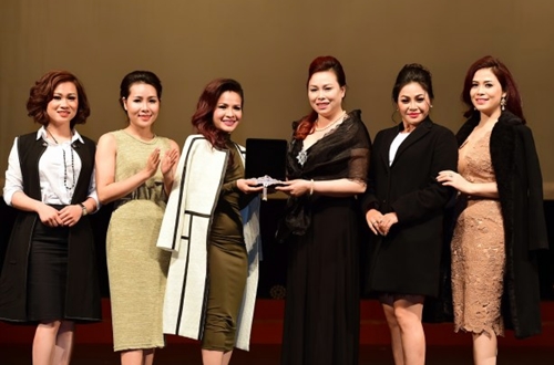 Hoa hậu Lê Thanh Thúy (áo khoác trắng) trao tặng vật phẩm đấu giá Ngọc Trai Phú Quốc cho người chiến thắng – doanh nhân Mai Loan