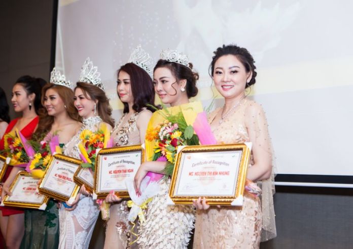 Nguyễn Kim Nhung (phải) và giải thưởng Miss Áo dài