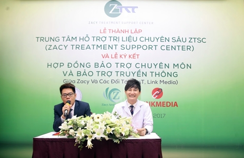Dược sĩ Phạm Minh Hữu Tiến (phải) Tiến ký kết bảo trợ chuyên môn cho Trung tâm ZTSC