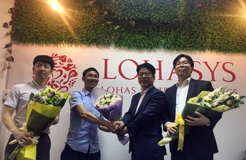 Ông Nguyễn Tuấn Long - giám đốc Lohasys Vietnam tặng hoa cho các lãnh đạo Lohasys đến từ Hàn Quốc