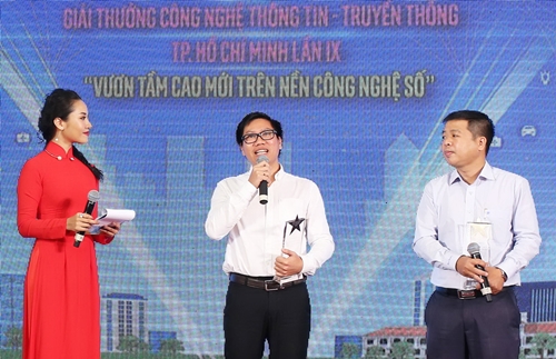 Ông Phan Thanh Giản, giám đốc điều hành Clip TV đại diện nhận giải thưởng