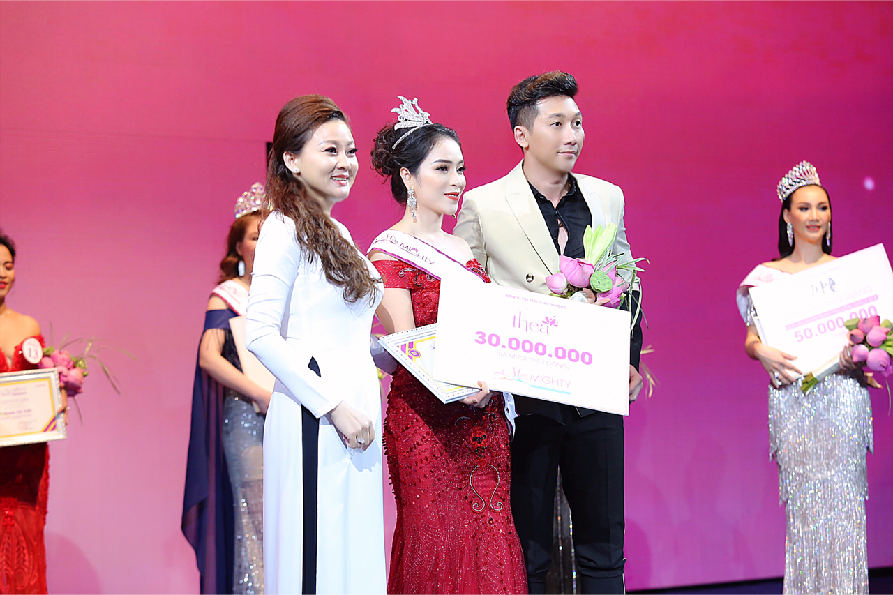 Nam Phong cùng hoa hậu Nguyễn Kim Nhung trao giải hoa hậu tài năng cho Nguyễn Mỹ Hạnh