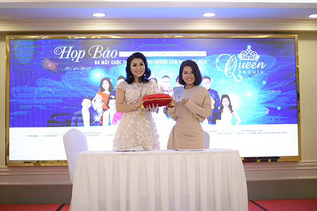 Đại diện thương hiệu Queen Pearl PQ – Doanh nhân Nguyễn Hồ Ngọc Hằng (phải) đã trao chiếc vương miện mang tên “Điều vĩnh hằng” cho Hoa hậu Đàm Hương Thủy - đại diện BTC để dành tặng nữ hoàng trong đêm chung kết