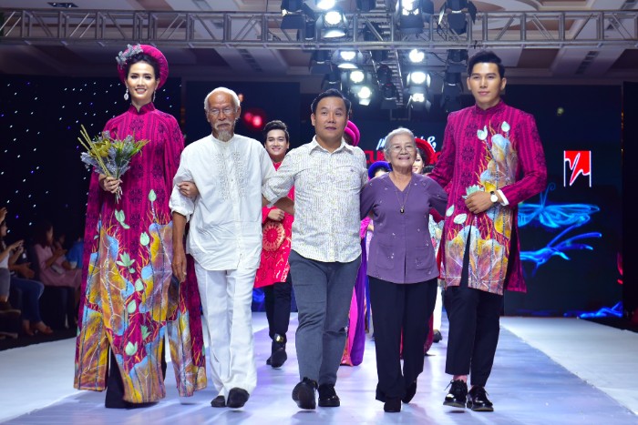 NTK Việt Hùng mang BST Đại sứ Áo dài Việt Nam lên sân khấu “Phong cách và Cuộc sống”