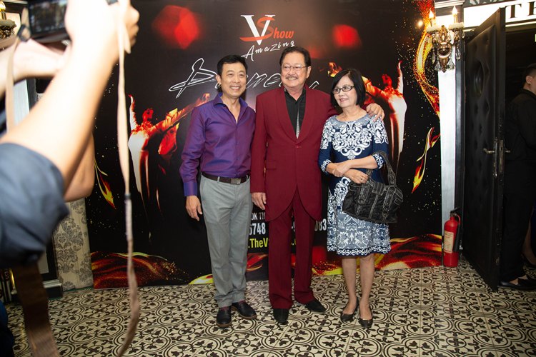 Danh hài Vân Sơn vui mừng khi cậu và mợ mình là vợ chồng nghệ sĩ Nguyễn Chánh Tính và Bích Trâm đến chúc mừng nhân ngày ra mắt show diễn mới