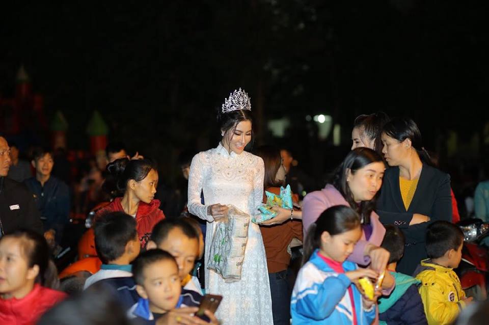Á hậu Huỳnh Hạnh tặng quà cho học sinh nghèo ở Bắc Sơn, Lạng Sơn