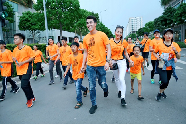 Á vương Hoàng Phi Kha cùng nhiều nghệ sỹ và tình nguyện viên chạy bộ 5km vì trẻ em hở hàm ếch