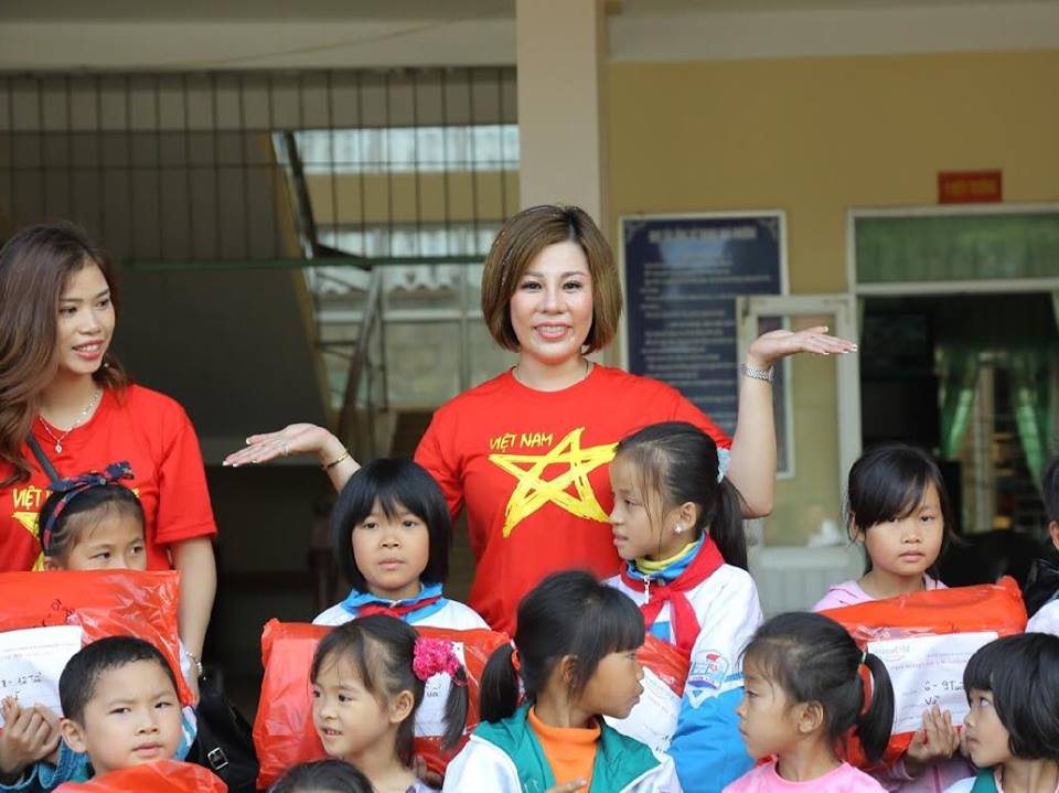 Hoa hậu Châu Mai Thảo tặng quà cho trẻ em vùng cao Lạng Sơn
