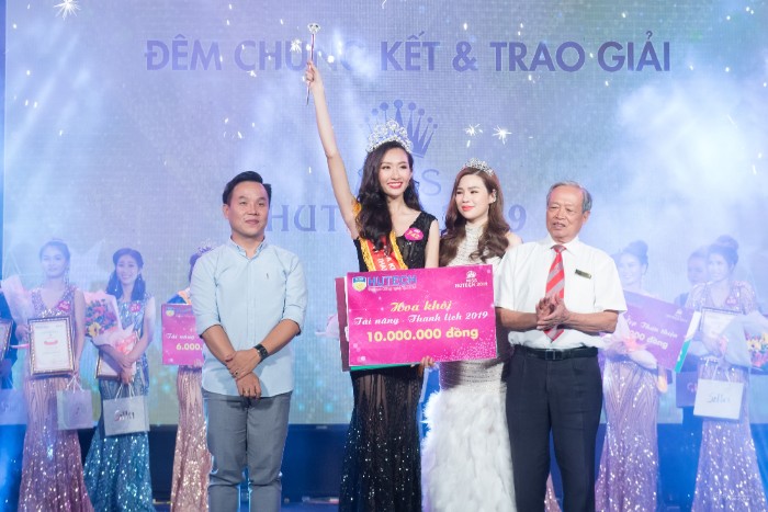 NTK Việt Hùng (trái) trao giải Miss Hutech 2019 cho Hoa khôi Nguyễn Thị Thanh Khoa