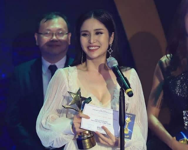 Diễn viên Huỳnh Thảo Trang vui mừng với giải thưởng do khán giả bình chọn