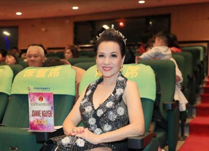 Hoa hậu Joanne Nguyễn trên hàng ghé giám khảo tại cuộc thi Hoa hậu Doanh nhân Người Việt Châu Á 2019 tổ chức tại Đài Loan