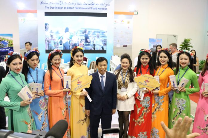 Bộ trưởng Nguyễn Ngọc Thiện ghé thăm gian hàng VKSTAR Áo dài show tại sự kiện ASEAN TOURISM FORUM 2019