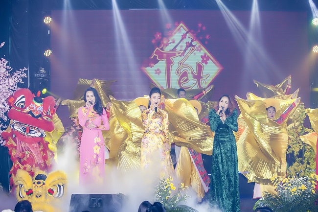 Lý Khả Di cùng với các hoa hậu, á hậu hát mở màn cho chương trình Gala Xuân Doanh Nnha6n Tết Việt