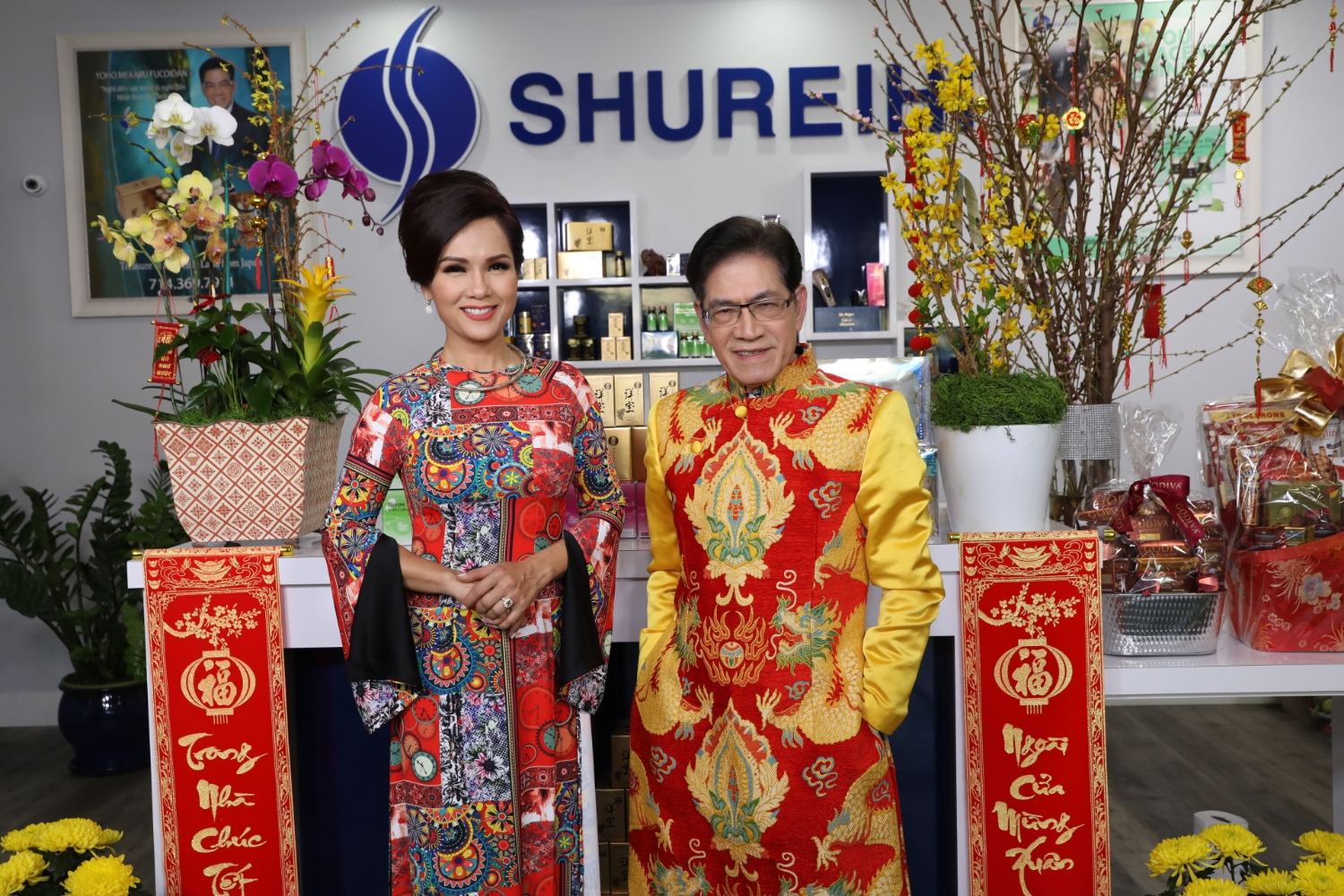 MC Nguyễn Ngọc Ngạn và hoa hậu Kiều Khanh chọn áo dài của NTK Thiệu Vy đón Tết