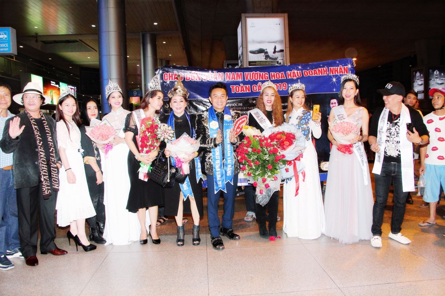 Đoàn Hoa hậu và Nam vương Doanh nhân người Việt toàn cầu 2019 được chào đón nồng nhiệt tại sân bay