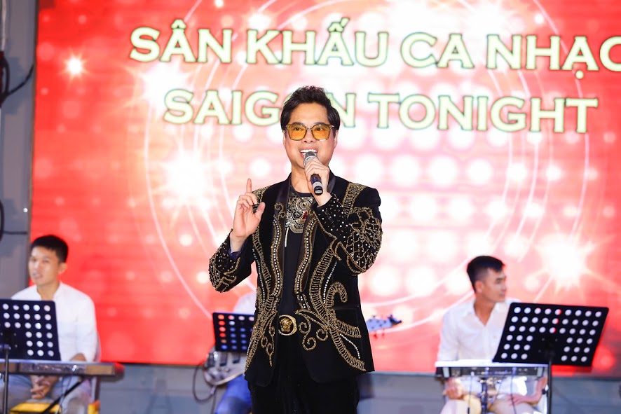 Danh ca Ngọc Sơn khen sân khấu Saigon Tonight đẹp và âm thanh rất hay