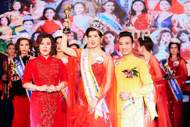 Hoa hậu Châu Mai Thảo trao giải cho Hoa hậu Doanh nhân Quốc tế Taiwan 2019 hạng mục Miss Hán Thị Thanh Tâm