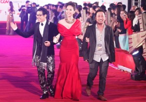 Minh Hằng nổi bật với bộ váy đỏ giữa 2 đàn anh Thành Lộc và Quang Dũng