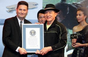 Thành Long nhận kỷ lục Guinness thế giới tại Thượng Hải hôm 5/12 - Ảnh: Crienglish