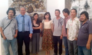 Họa sĩ Uyên Huy, chủ tịch Hội Mỹ thuật TP.HCM và các tác giả trẻ trong ngày khai mạc triển lãm - Ảnh: H.SƠN