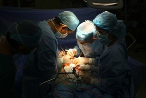 GS-BS Jean-Baptiste Ricco cùng ê-kíp y bác sĩ bệnh viện FV đang phẫu thuật cho bệnh nhân Laurent Marmot