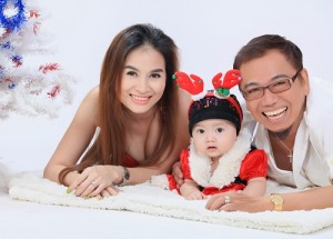 Hồng Tơ đón Noel cùng vợ và con gái