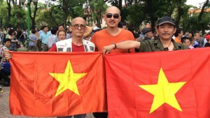 Nhà văn Nguyễn Văn Thọ (trái) cùng những người bạn xuống đường phản đối hành động ngang ngược của Trung Quốc tại biển Đông - Ảnh: NVCC