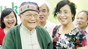 Nhà văn Tô Hoài lúc 93 tuổi, vẫn chống gậy đi dự lễ kỷ niệm Dế mèn phiêu lưu ký 70 tuổi (ngày 20-11-2012) với nụ cười trên môi - Ảnh: Đức Triết