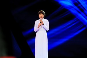 Huyền Trân thể hiện ca khúc "Còn tuổi nào cho em" trên sân khấu Giọng hát Việt nhí