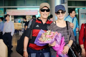 Lần thứ hai trở về quê nhà biểu diễn sau nhiều năm xa cách, Khánh Ly rạng rỡ khi có chồng ở bên cạnh