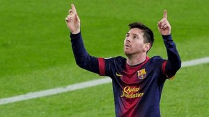 Cách ăn mừng bàn thắng quen thuộc của Lionel Messi - Ảnh: Independent