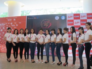 Các  thí sinh lọt vào top 50 vòng chung kết cuộc thi Nữ sinh viên Việt Nam duyên dáng ra mắt báo chí vào sáng ngày 29-10. Ảnh: H.Lê