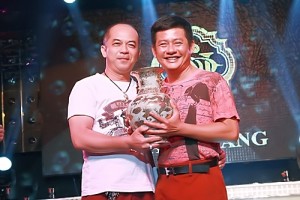 Danh hài Tấn Beo trao chiếc bình đấu giá cho anh Nguyễn Quang Tú trong đêm nhạc "Vòng tay yêu thương