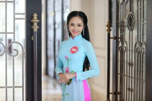 Thí sinh Từ Cao Thanh Thủy, số báo danh 890, vừa bất ngờ được trao giải hậu Hoa hậu - Ảnh: LVPH