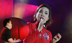 Fan cuồng chạy lên sân khấu nghe Mỹ Linh hát nhạc Trịnh