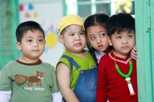 Từ trái qua: Khang Luân (4 tuổi, vai Luân), Lữ Triển Chiều (3 tuổi, Simba), Cát Vi (4 tuổi, Vi Vi), Duy Anh (4 tuổi, Bo)