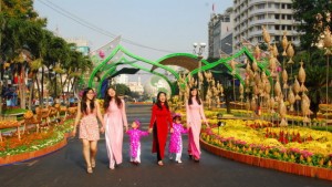 Thiếu nữ và trẻ em khoe sắc trên đường hoa Nguyễn Huệ - Ảnh tư liệu