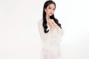 Hoa hậu Dương Kim Ánh "băng thanh ngọc khiết" với váy trắng xuyên thấu