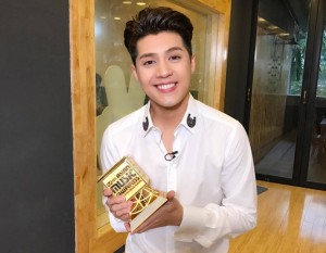 Noo Phước Thịnh nhận giải Nghệ sĩ châu Á xuất sắc nhất tại lễ trao giải Mnet Asian Music Awards 2016