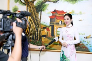 Hoa hậu Dương Kim Ánh trả lời phỏng vấn tại buổi họp báo