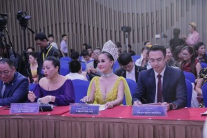 Á hậu Huỳnh Mai xinh đẹp trên ghế nóng Hoa hậu Doanh nhân Hoàn Cầu 2019