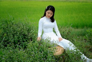 Đại sứ áo dài Bảo Nguyên diện áo dài trắng tinh khiết của NTK Việt Hùng