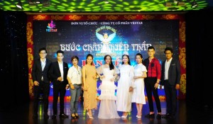 Đạo diễn Phan Quý (bìa phải) và êkip sản xuất cuộc thi Thiên thần Việt 2019