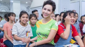 Đại sứ Áo dài Trương An Xinh trao yêu thương cho trẻ em bất hạnh