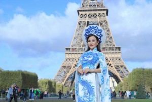 Hoa hậu Nguyễn Lan Vy khoe áo dài truyền thống dưới tháp Eiffel, Paris